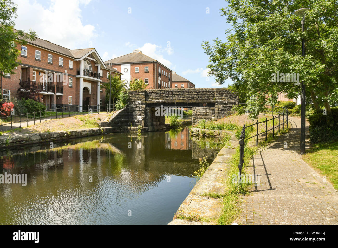 CARDIFF, GALLES - Giugno 2019: Alloggiamento di sviluppo vicino a Cardiff City Centre. Le case sono state costruite intorno alla rete di originale canali industriali. Foto Stock
