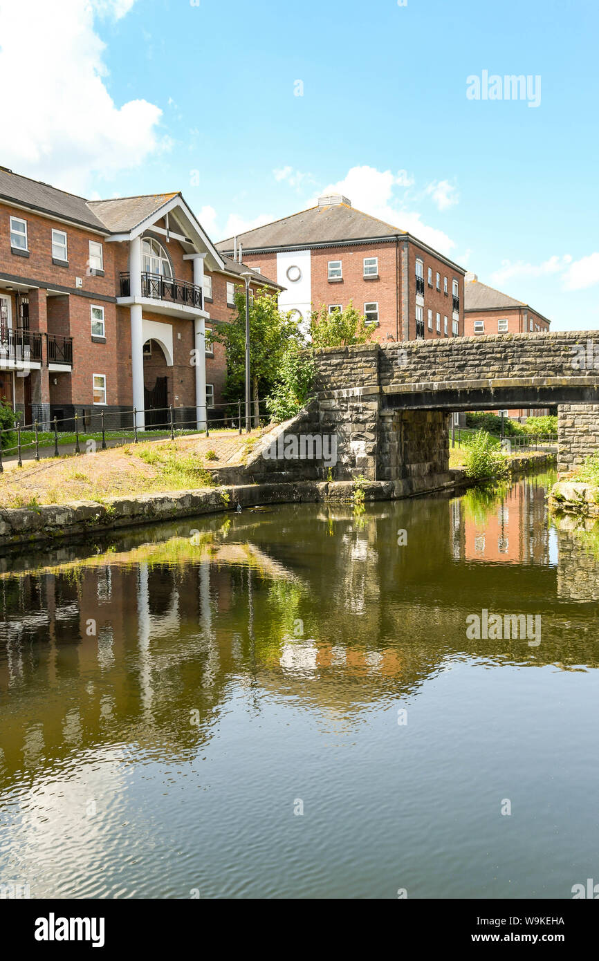 CARDIFF, GALLES - Giugno 2019: Alloggiamento di sviluppo vicino a Cardiff City Centre. Le case sono state costruite intorno alla rete di originale canali industriali. Foto Stock