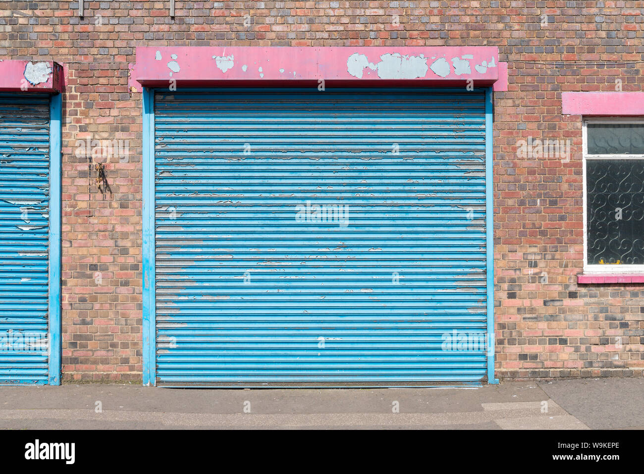 Vecchio Blu tapparella con rosa alto in ingresso alla fabbrica in Vesey Street di Birmingham la pistola del trimestre Foto Stock