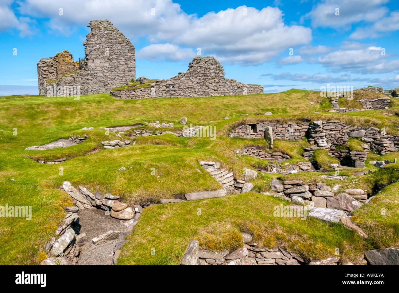 Jarlshof nelle Shetland. Parte di età del ferro villaggio in primo piano e i ruderi della antica casa di Sumburgh in background, risalente al 1604. Foto Stock