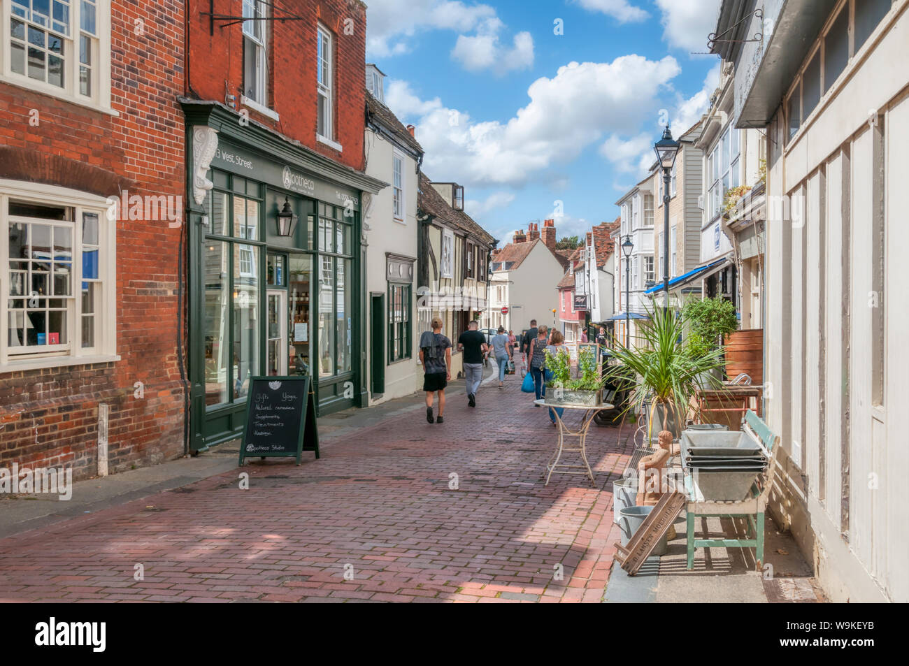 Persone che camminano verso West Street a Faversham su una soleggiata giornata d'estate. Foto Stock