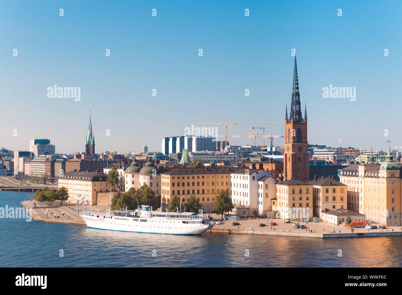 Turismo e concetto di viaggio. Cityscape immagine dell'architettura del centro storico molo nel quartiere Södermalm di Stoccolma, Svezia Foto Stock