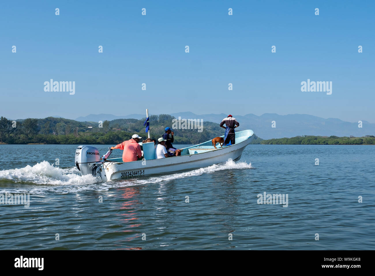 I pescatori di testa nella laguna Sontecomapan sulla loro panga vicino Sontecomapan, Veracruz, Messico. La laguna che sfocia nel golfo del Messico è uno dei meglio conservati delle zone umide costiere e foreste di mangrovie in Messico e in parte di Los Tuxtlas riserva della biosfera. Foto Stock