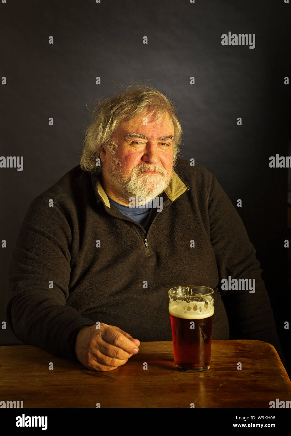 Uomo con una pinta di birra Foto Stock