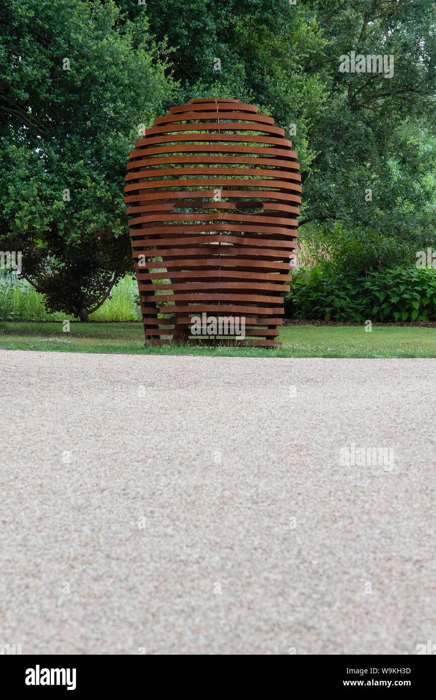 Testa metallica scultura alla RHS Wisley Gardens, Surrey, Inghilterra Foto Stock