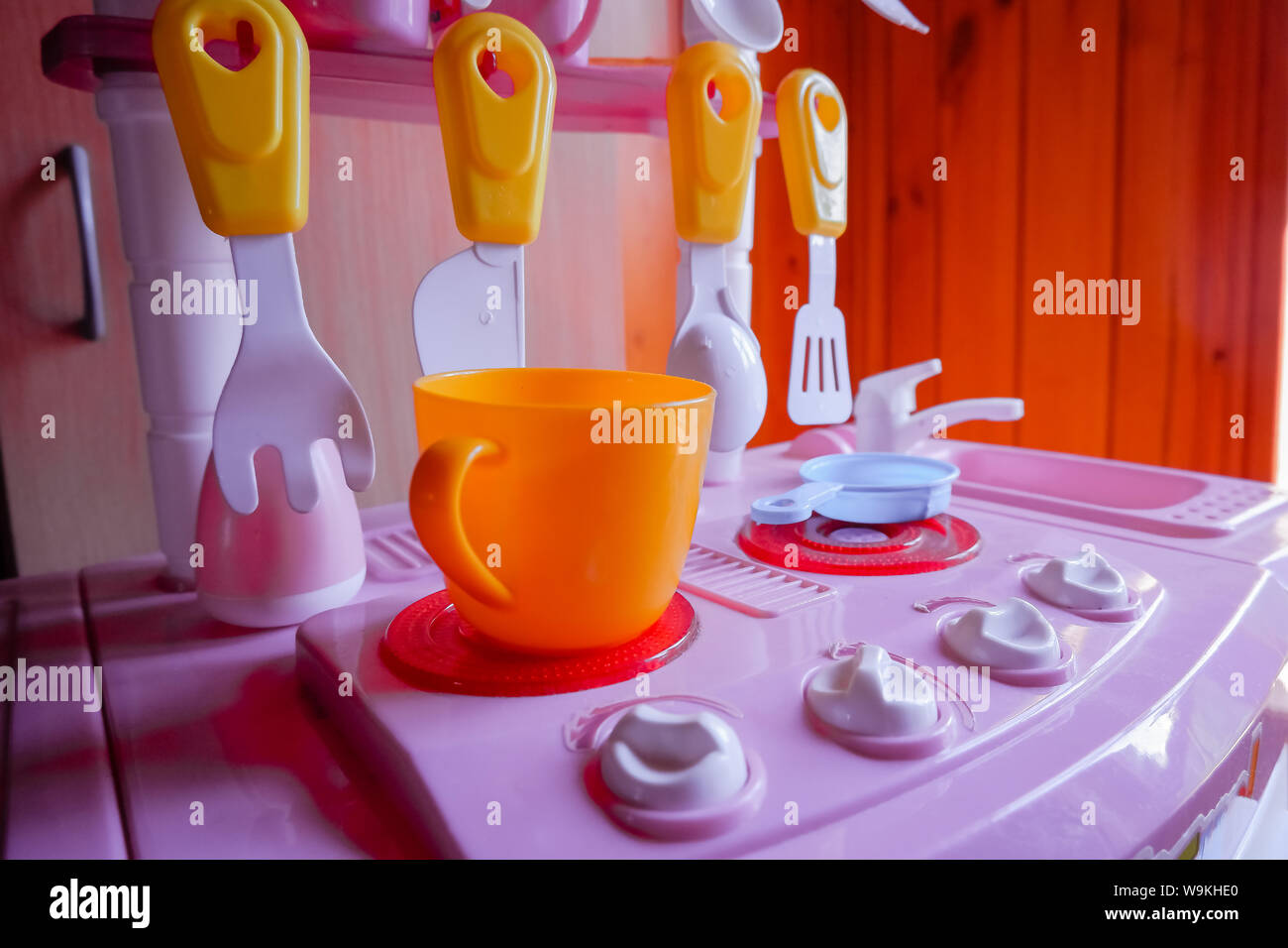 Set di utensili da cucina. Giocattoli per bambini. Bambini Cucina del gioco.la ragazza in cucina in plastica per giocare con vari colori in camera.piatti colorati Foto Stock