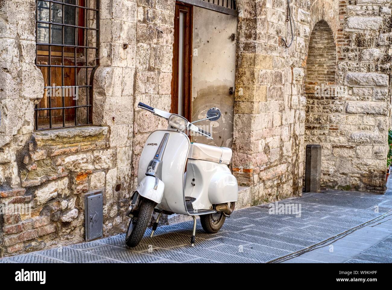 Gubbio, Italia - 11 August, 2019: Vecchio italiano scooter parcheggiato in una strada della città di Gubbio in Umbria Foto Stock