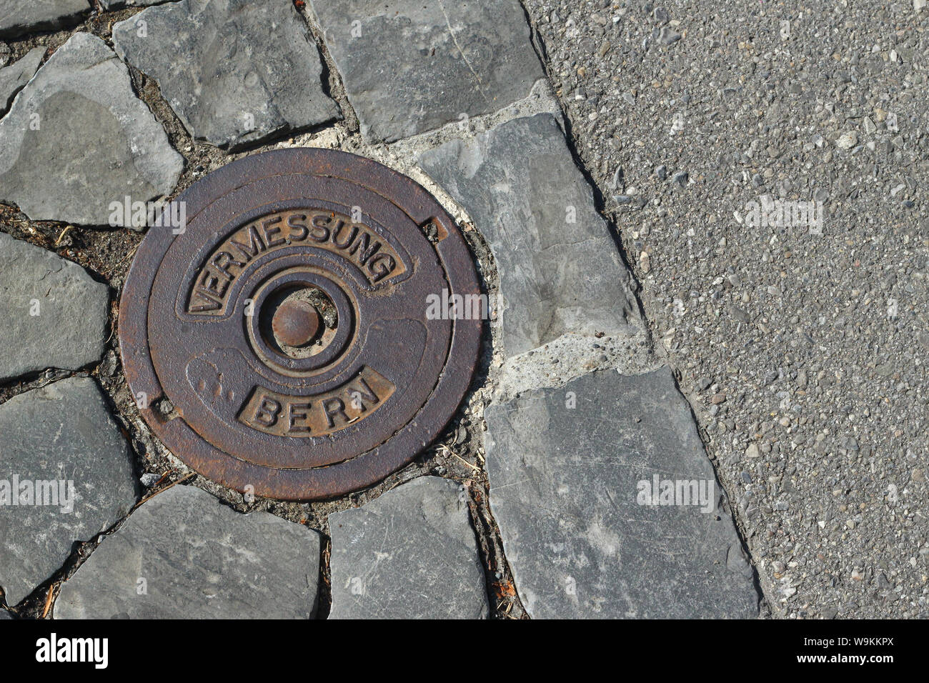 Bern, Svizzera - Luglio 23, 2019: benchmark sulla strada Europapromenade a Berna in Svizzera. Con questi geometri può misurare la terra. Foto Stock