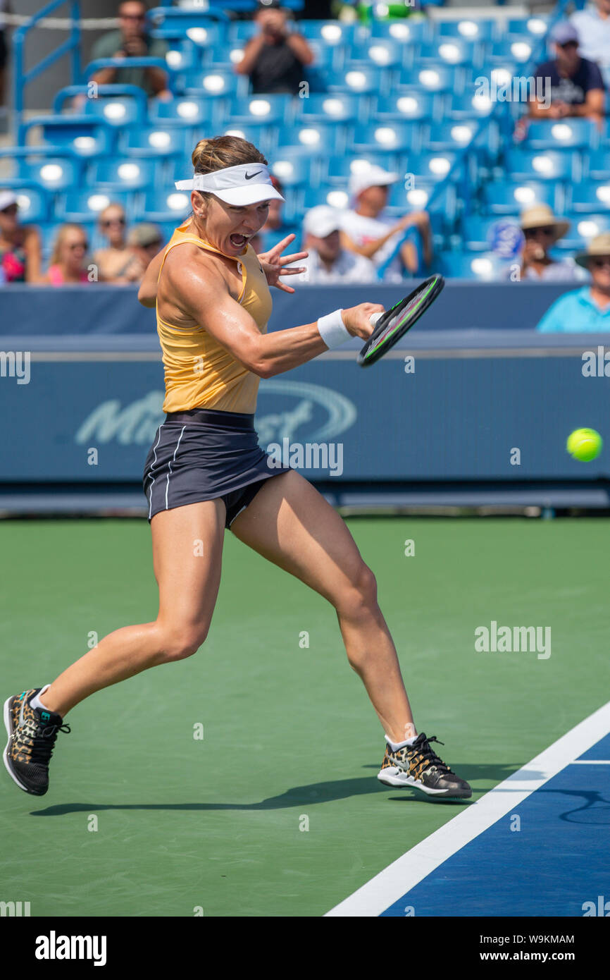 Mason, Ohio, Stati Uniti d'America. 14 Ago, 2019. Simona Halep (ROU) colpisce un diretti girato durante il mercoledì in round della Western e Southern aprire al Lindner Family Tennis Center, Mason, Oh. Credito: Scott Stuart/ZUMA filo/Alamy Live News Foto Stock