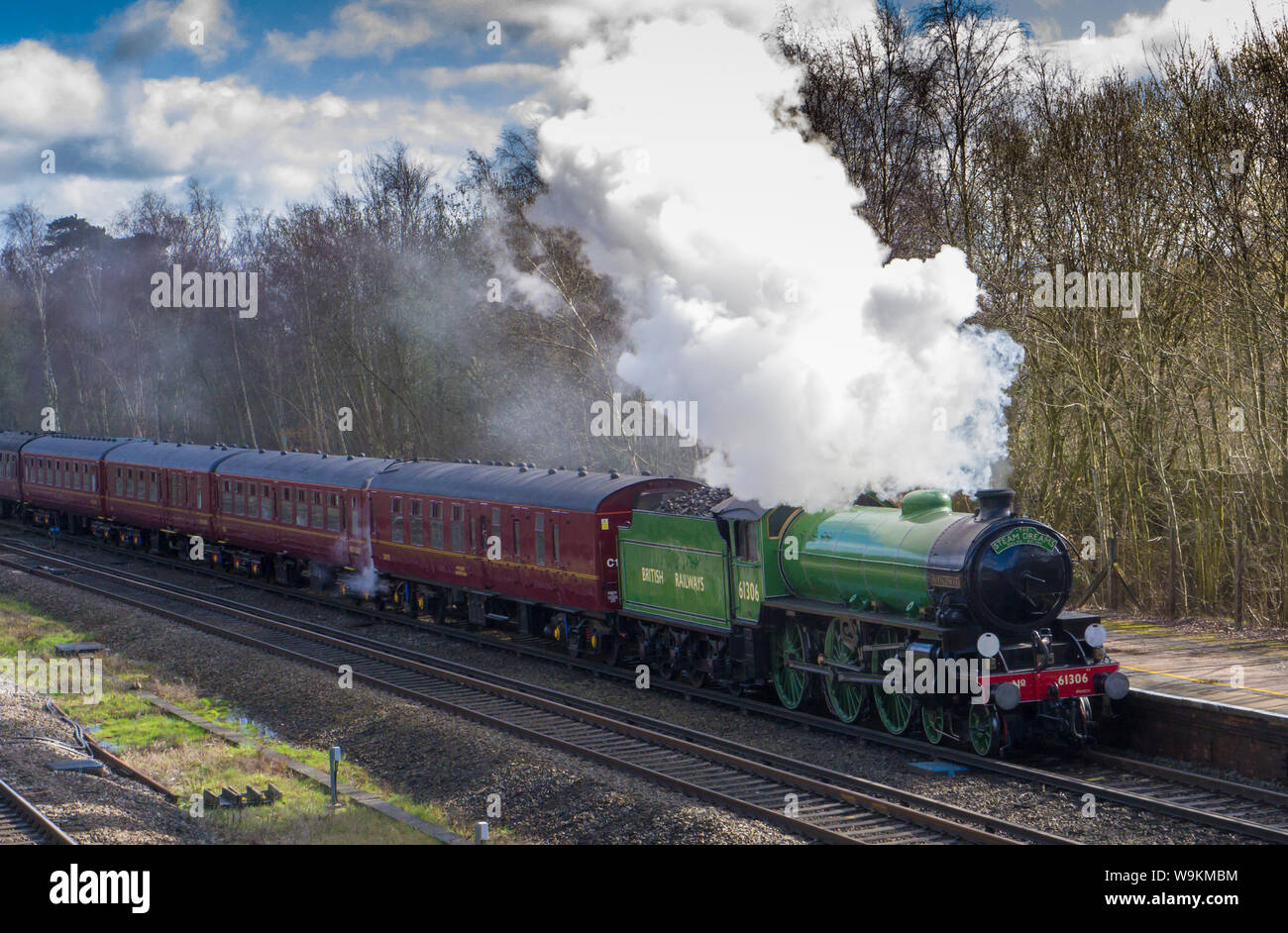B1 classe loco 61306 Mayflower arrivando alla stazione Winchfield un arresto di acqua con il vapore sogni di Victoria per vasca da bagno & Bristol tour il 7 marzo 2019. Foto Stock