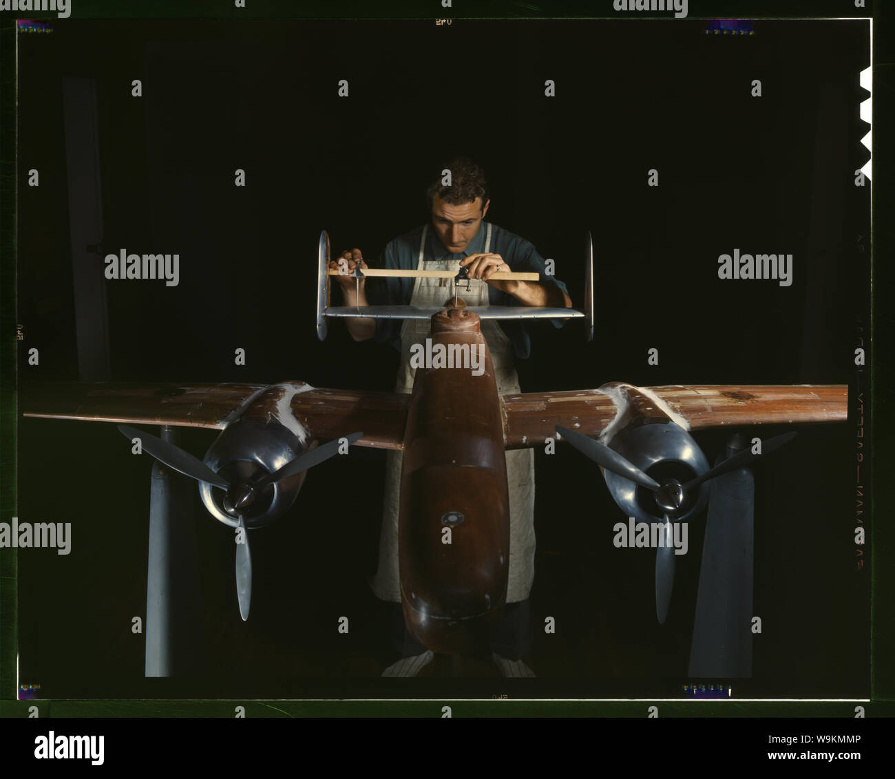 In via sperimentale il modello in scala del B-25 piano è preparato per prove in galleria del vento in pianta della North American Aviation, Inc., Inglewood, Calif. Questo stabilimento produce la B-25 bombardiere Foto Stock