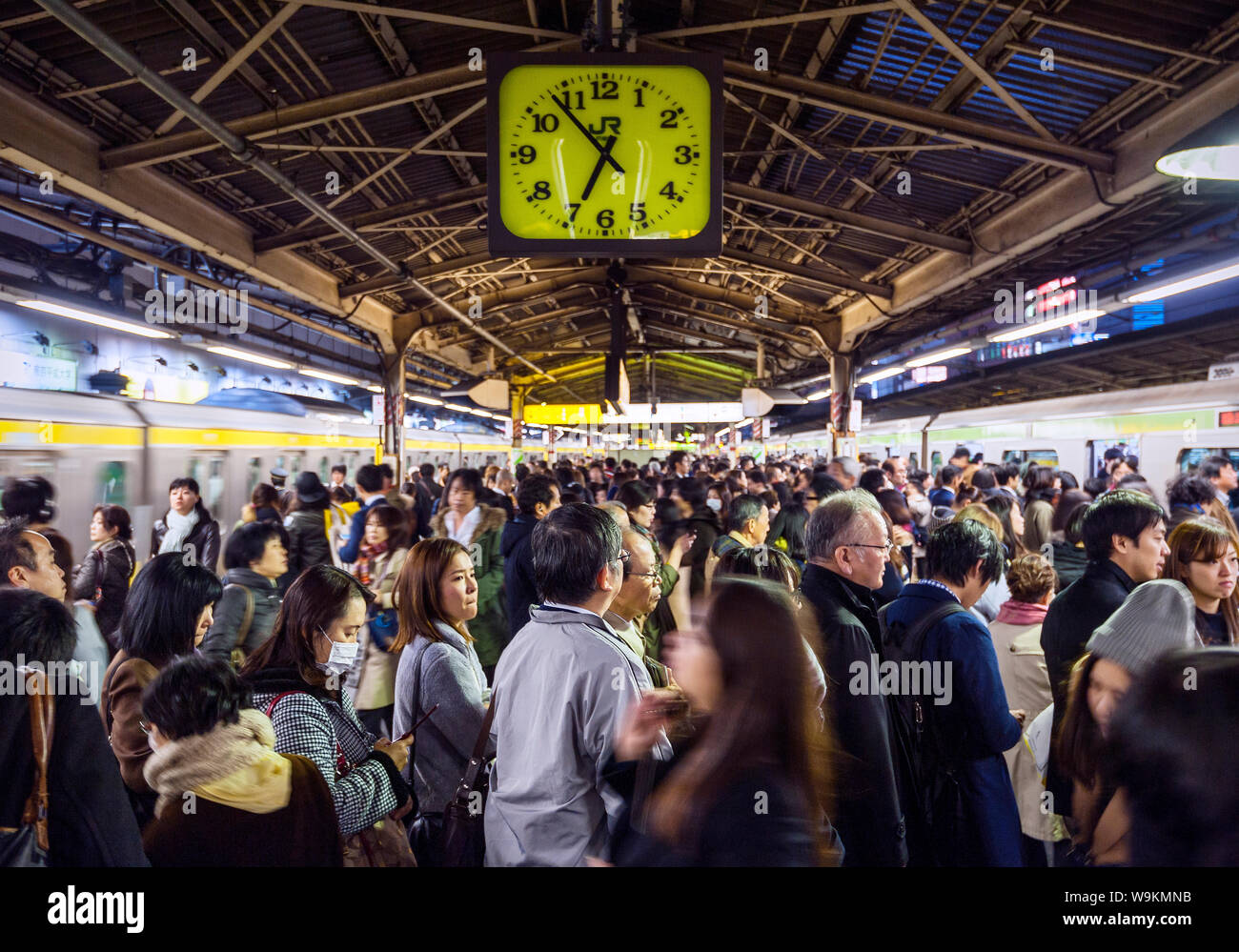 Treno affollato piattaforma della stazione di Shinjuku Tokyo Foto Stock