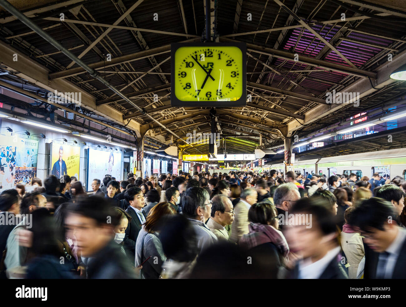 Treno affollato piattaforma della stazione di Shinjuku Tokyo Foto Stock