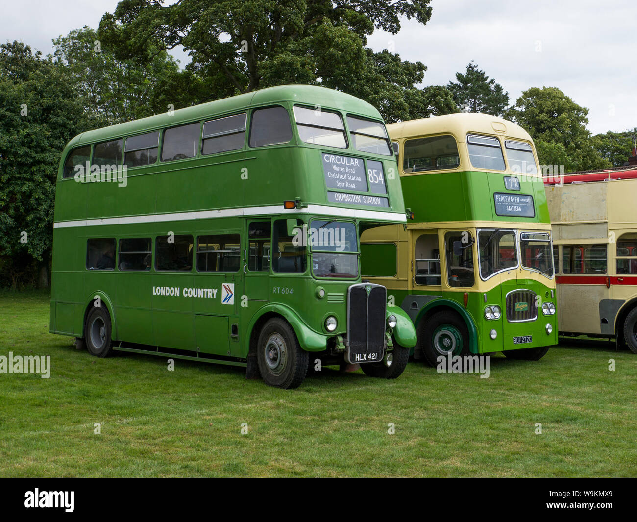 Londra Paese Bus RT accanto a a a Leyland Titan PD3 "Queen Mary' bus in livrea Southdown al bus di Alton Rally & acceso giorno 2019 Foto Stock