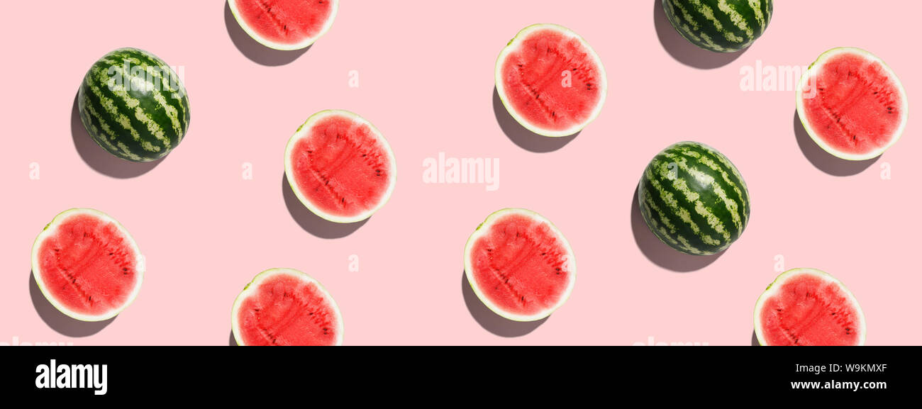 Frutta colorata sullo sfondo di mezzo fresco cocomero su sfondo rosa Foto Stock