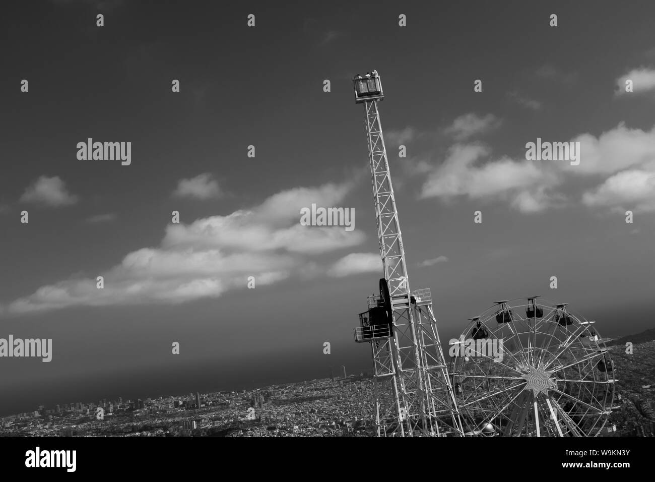 Vista panoramica di Barcellona, fotografati con una prospettiva inusuale. Scenic vista sul Parco di Divertimenti di Tibidabo. Immagine in bianco e nero. Foto Stock