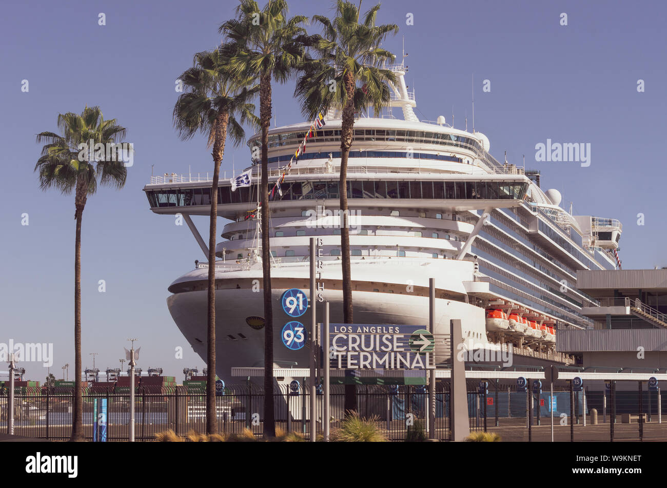 Vista di una nave da crociera presso il Los Angeles Terminal crociere nel porto di Los Angeles. Foto Stock