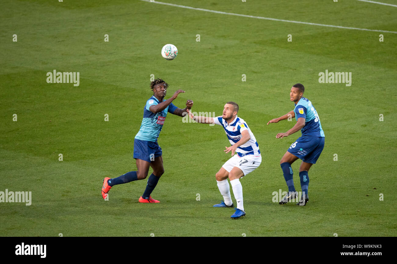 Anthony Stewart di Wycombe Wanderers batte George Puşcaş di Reading fc per la sfera durante la Coppa Carabao 1. round match tra Wycombe Wanderers un Foto Stock