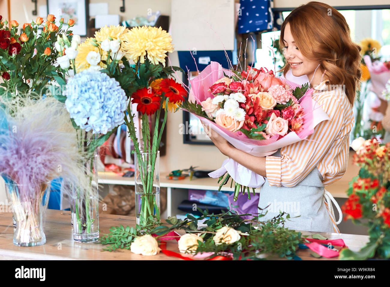 Il modo migliore di rallegrare e rendere felici le persone, vicino la vista laterale foto.bouquet con un design lussuoso , ricca di colori Foto Stock
