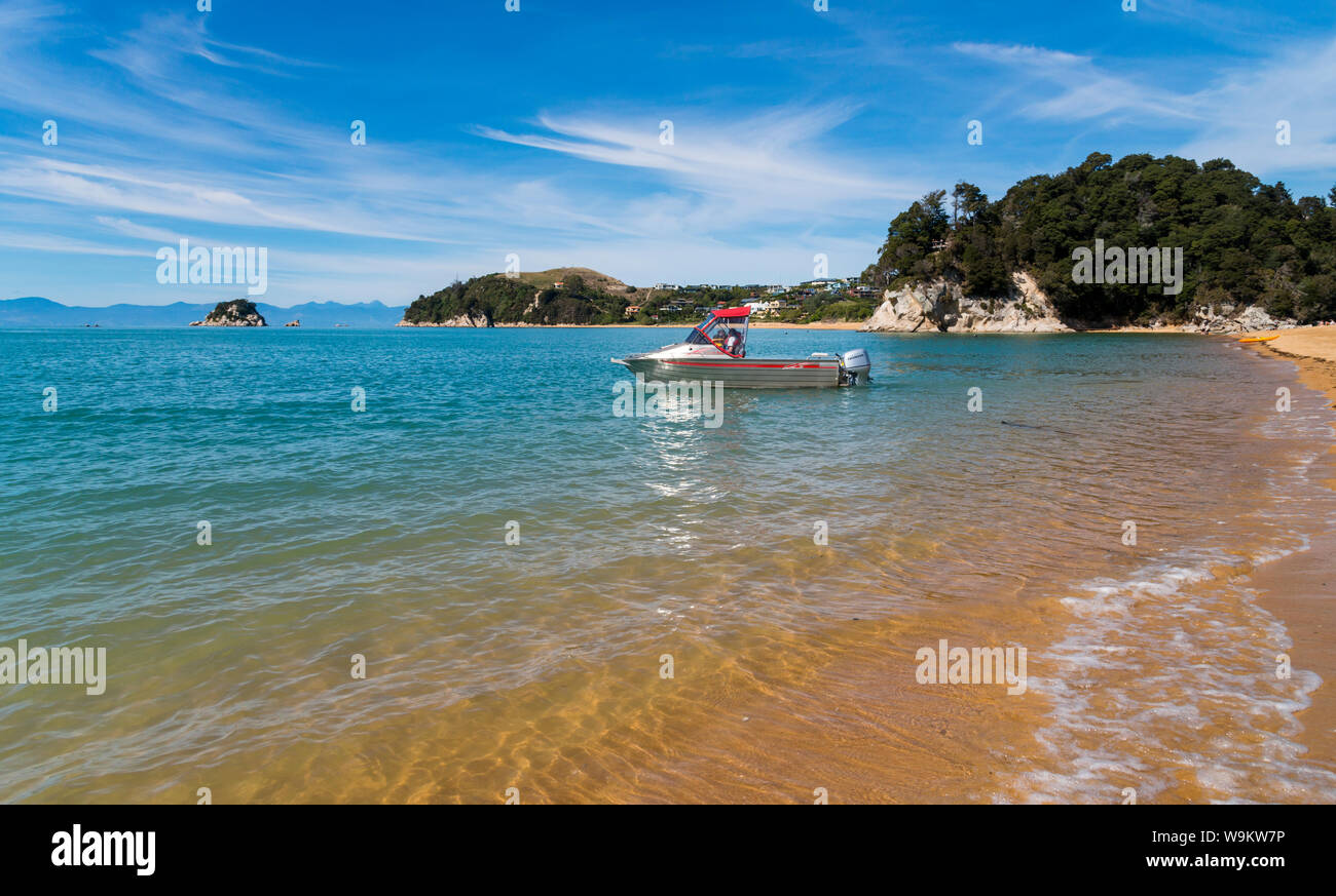 Sabbia arancione e blu acqua a Kaiteriteri Beach sull'Isola del Sud della Nuova Zelanda Foto Stock