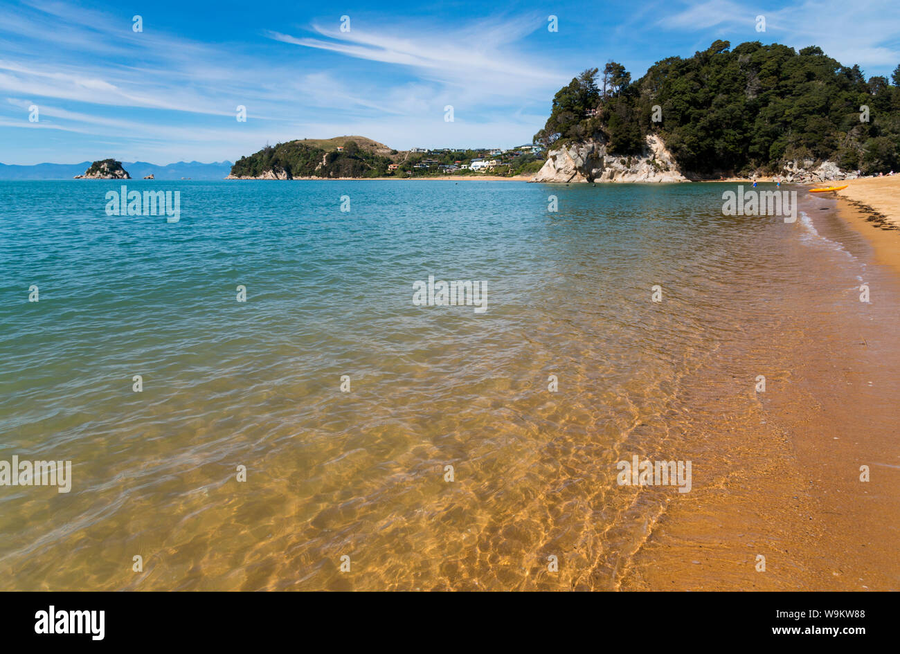 Sabbia arancione e blu acqua a Kaiteriteri Beach sull'Isola del Sud della Nuova Zelanda Foto Stock