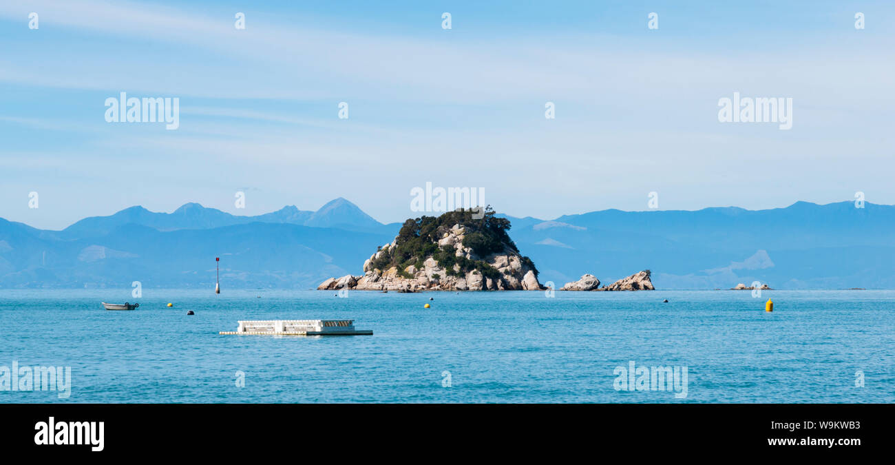 Sabbia arancione e blu acqua a Kaiteriteri Beach sull'Isola del Sud della Nuova Zelanda Foto Stock