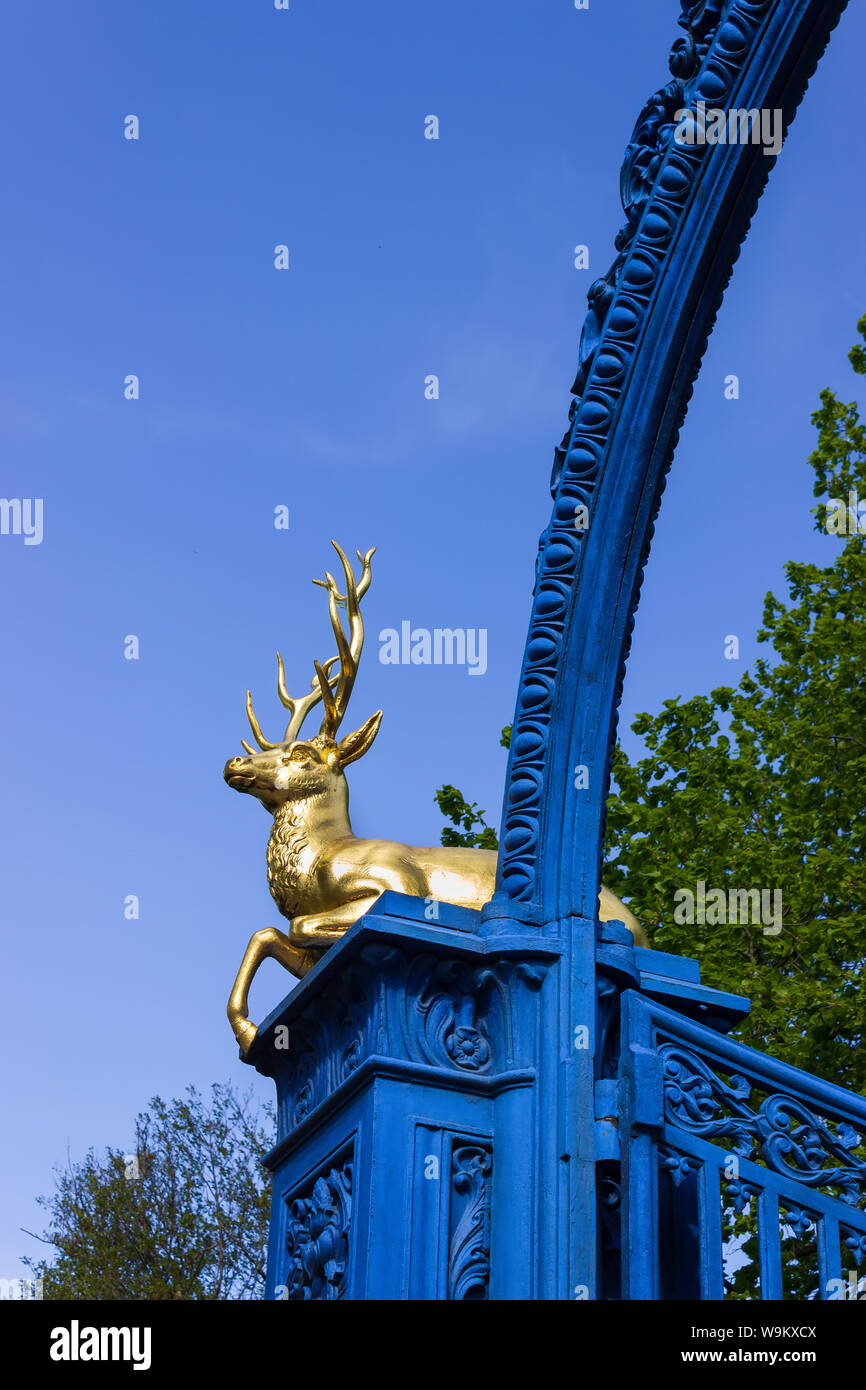 Bla Porten (svedese per) Blue Gate. Porta d'ingresso con elementi decorativi di scultura che conducono al parco di Lusthusporten. Djurgarden Island, Skansen, Svezia Foto Stock