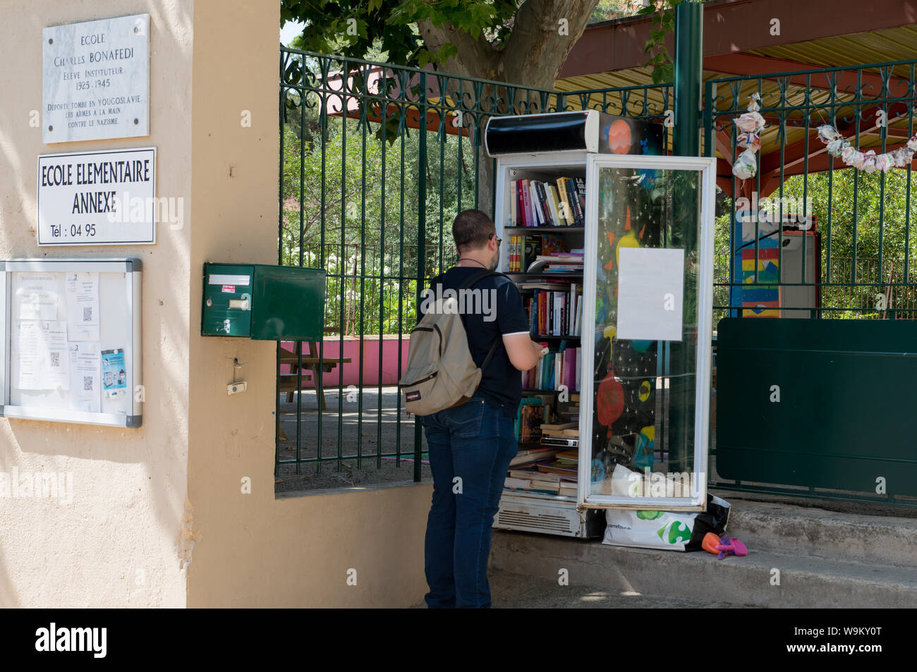 Ajaccio Corsica, 2019-08-France. Resident utilizzando una comunità libera biblioteca, un congelatore riciclato utilizzato per la resistenza agli agenti atmosferici . Foto Stock