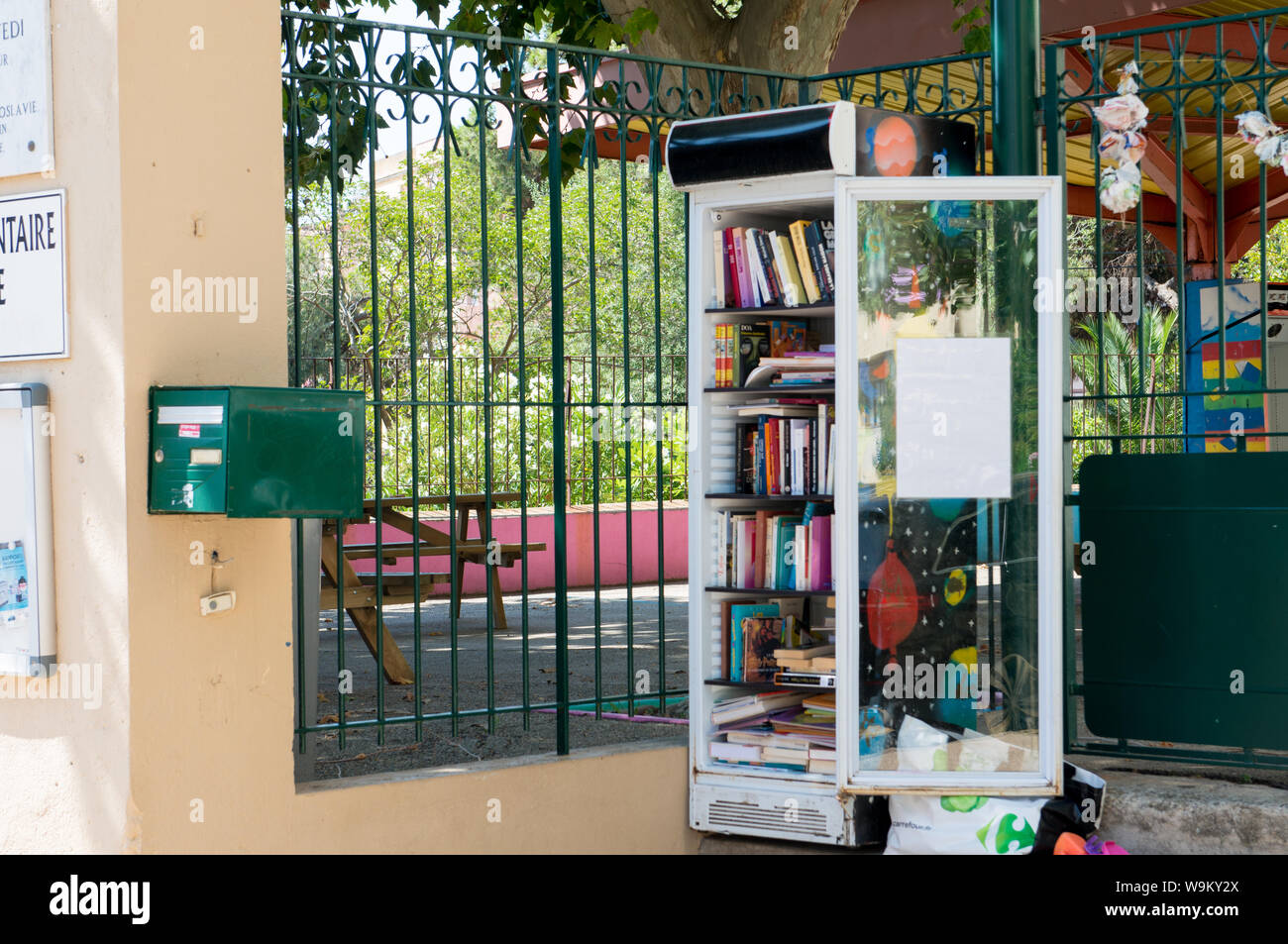 Ajaccio Corsica, 2019-08-France. Resident utilizzando una comunità libera biblioteca, un congelatore riciclato utilizzato per la resistenza agli agenti atmosferici . Foto Stock