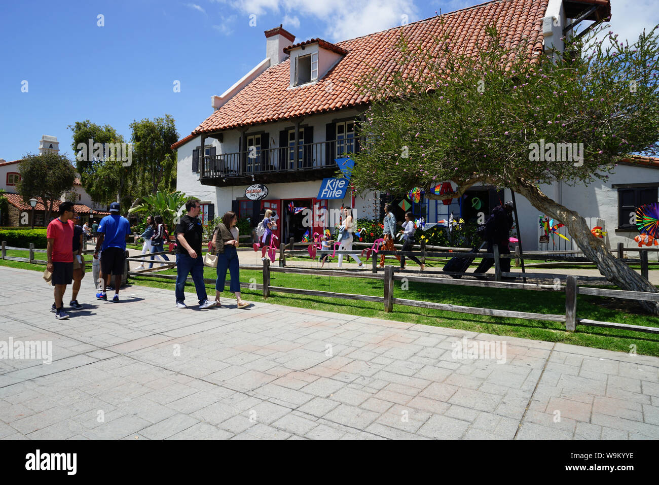 I visitatori non identificati a piedi da uno dei tanti negozi sul lungomare dal Seaport Village. Foto Stock