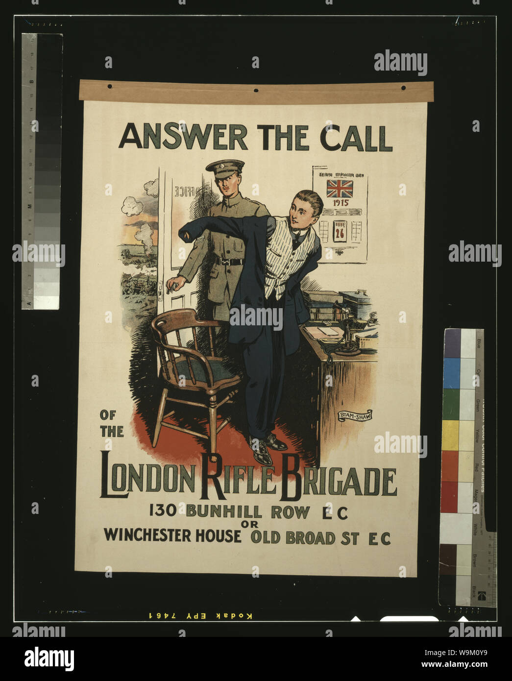 Rispondere alla chiamata della Londra vigili del fucile Abstract: Poster raffigurante un civile in aumento dalla sua scrivania e mettendo sul suo cappotto come un uomo in uniforme apre la porta dell'ufficio per rivelare un campo di battaglia. Foto Stock