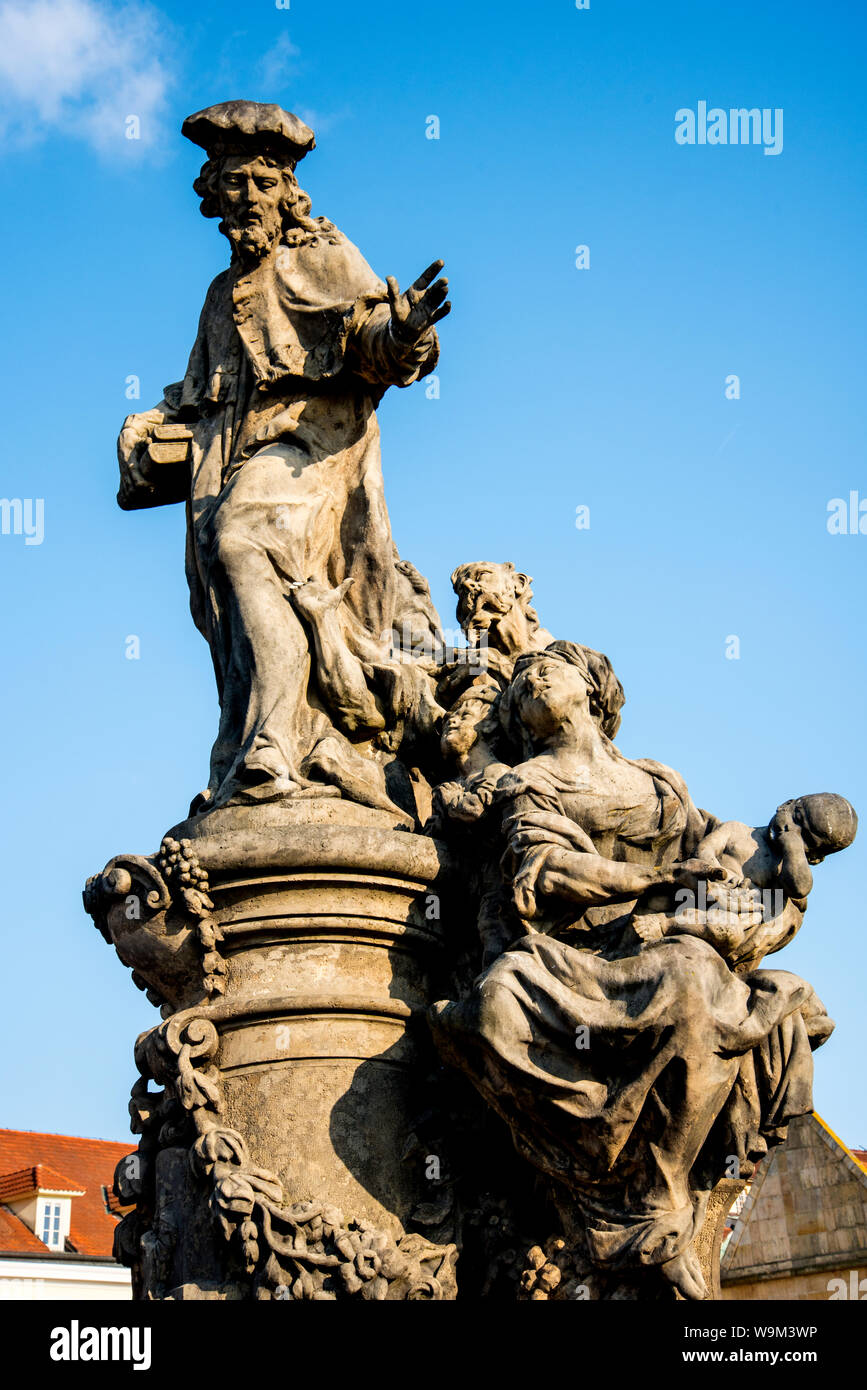 Il Ponte Carlo a Praga, la capitale della Repubblica ceca è stato costruito nel 1357 per attraversare il fiume Vlatva. Essa è la traversata da Città di Castello Foto Stock