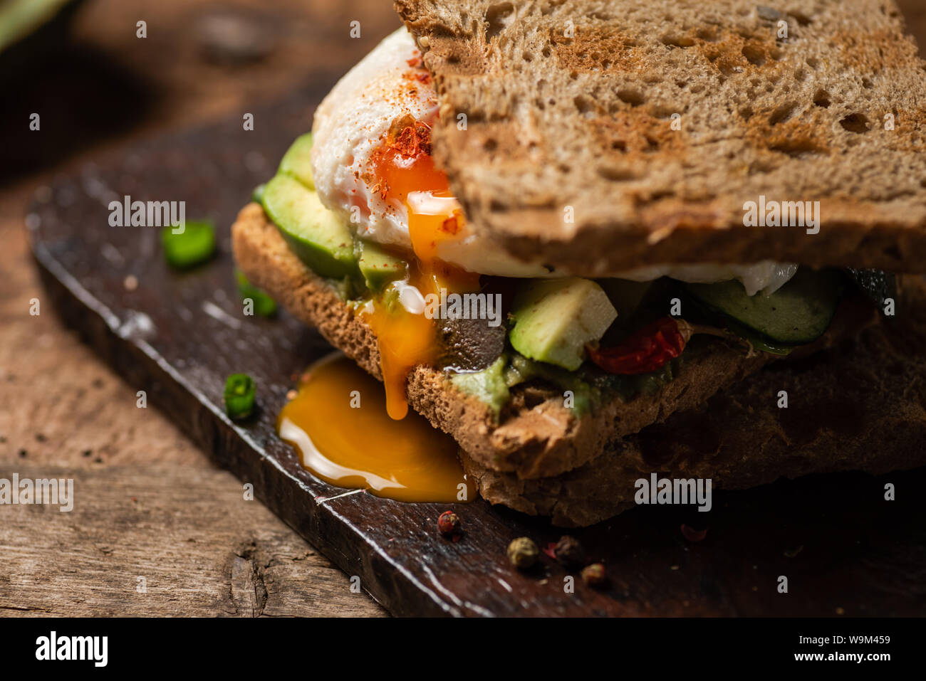 Freschi sandwich toast con uova fritte e avocado Foto Stock