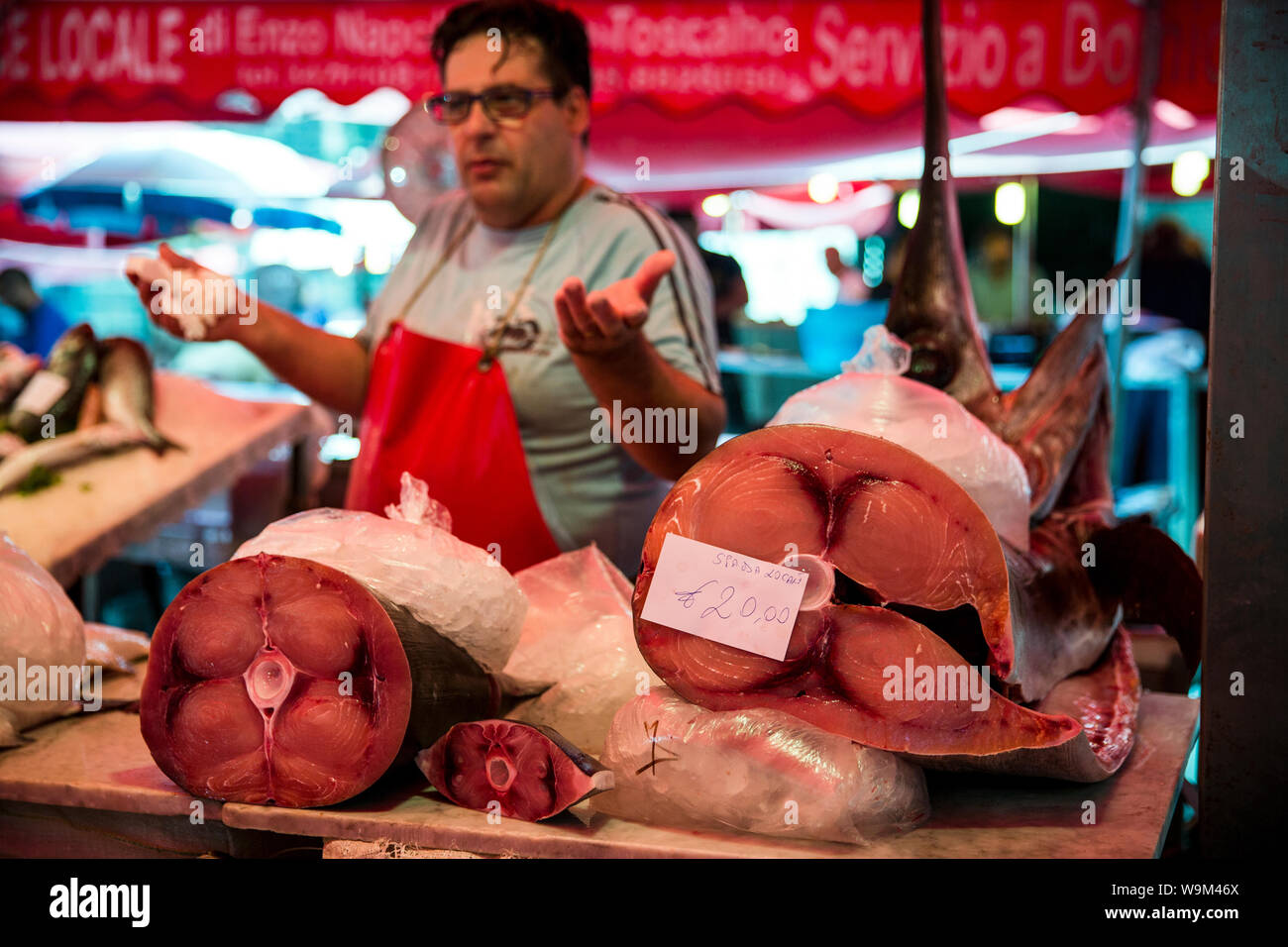 Pescheria e pezzi di pesce spada a La Pescheria. Catania, Sicilia, Italia Foto Stock