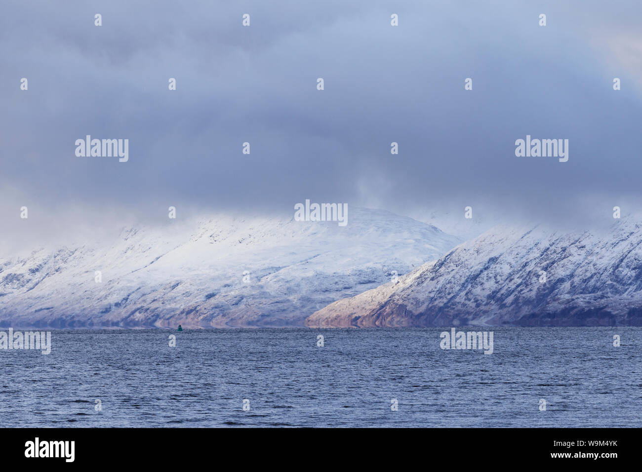 Pesanti nevicate coprire le montagne che circondano il Loch Leven, Highlands scozzesi, UK. Foto Stock
