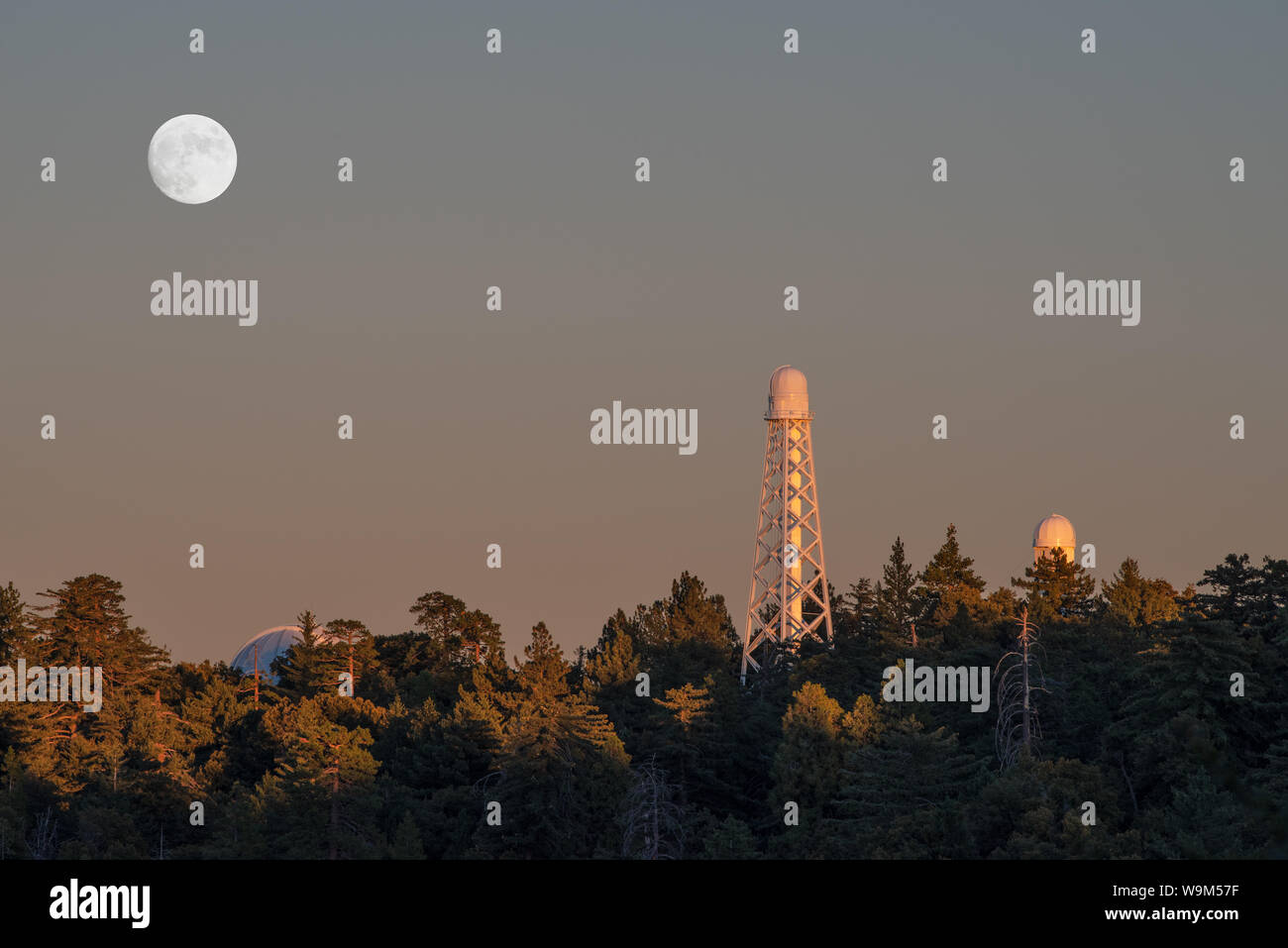 Full Moon Rising a Mt Wilson osservatorio in California. Mt Wilson è situato sulle montagne di San Gabriel. Foto Stock