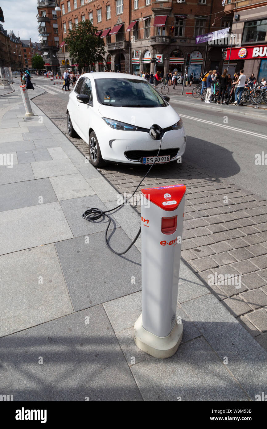 Auto elettrica di carica della batteria - una Renault ZOE auto ricaricare la batteria a un E.sul punto di caricamento Copenhagen DANIMARCA Scandinavia Europa Foto Stock
