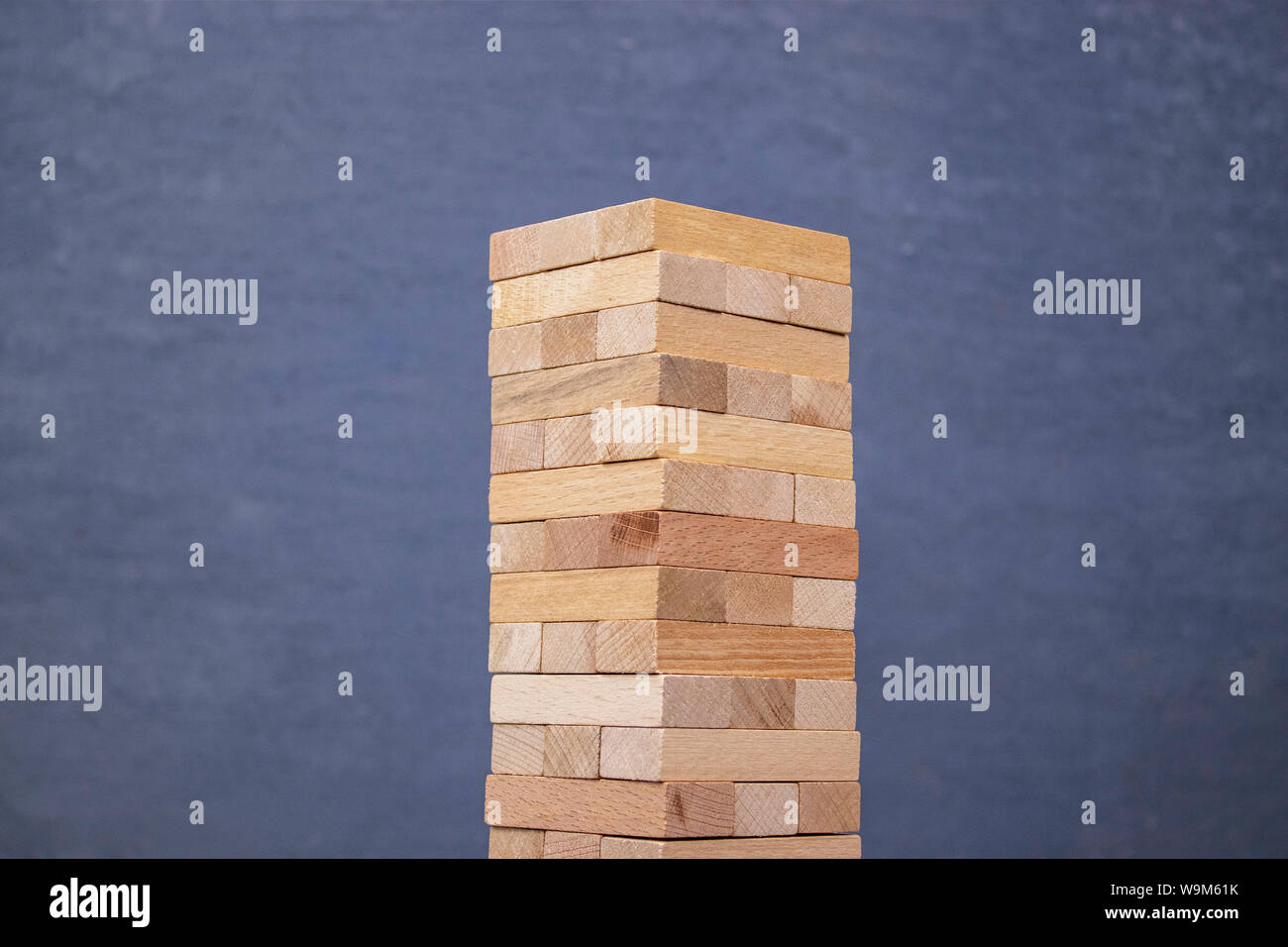 I blocchi di legno torre gioco. pianificazione, strategia e i rischi per il business e finanza sfondo isolato Foto Stock