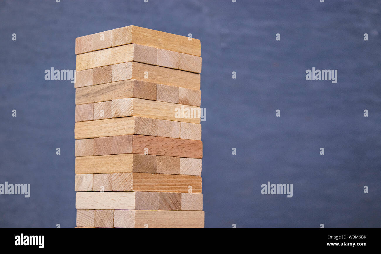 I blocchi di legno torre gioco. pianificazione, strategia e i rischi per il business e finanza sfondo isolato Foto Stock