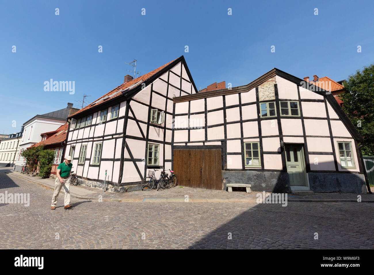 Lund Svezia; case medievali e le strade di ciottoli su una soleggiata giornata estiva in agosto, Lund Svezia Scandinavia Europa Foto Stock