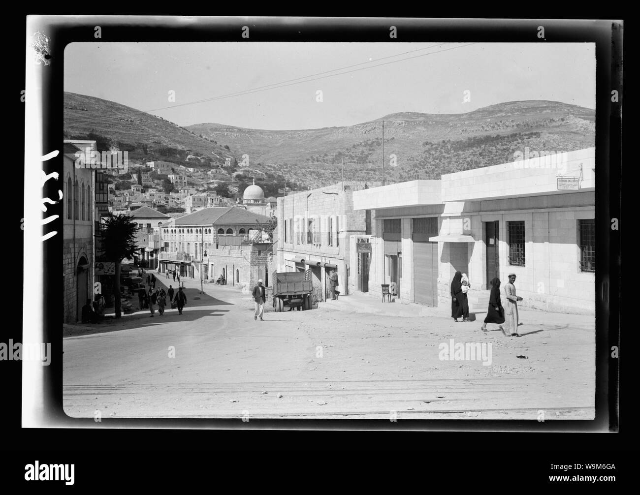 Fabbriche di arabi & gen erale[] miglioramenti a Nablus. Strada principale che mostra il Post Office bld"gs. [Cioè, edifici] sulla destra Foto Stock