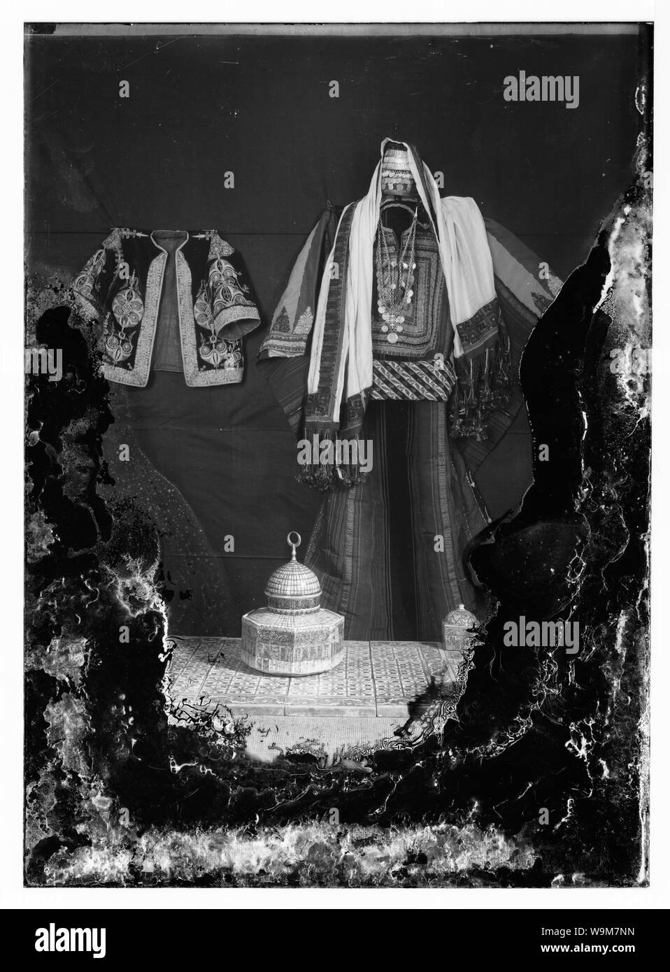 Donne arabe degli abiti e gioielli con ceramica modello della Cupola della roccia Foto Stock