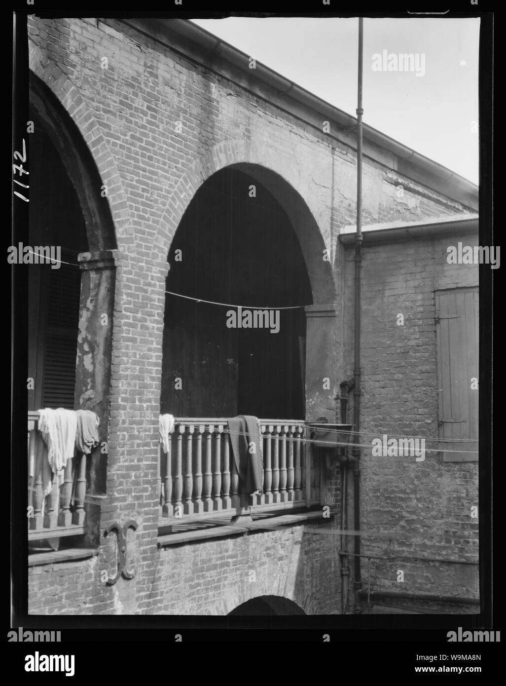 Balcone arcuato in un cortile, New Orleans Foto Stock