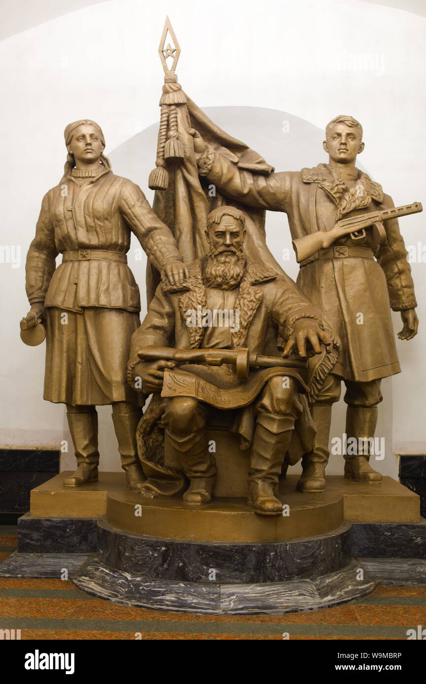 Gruppo di sculture di Sergei Mikhailovich Orlov nella metropolitana di Mosca, Russia Foto Stock
