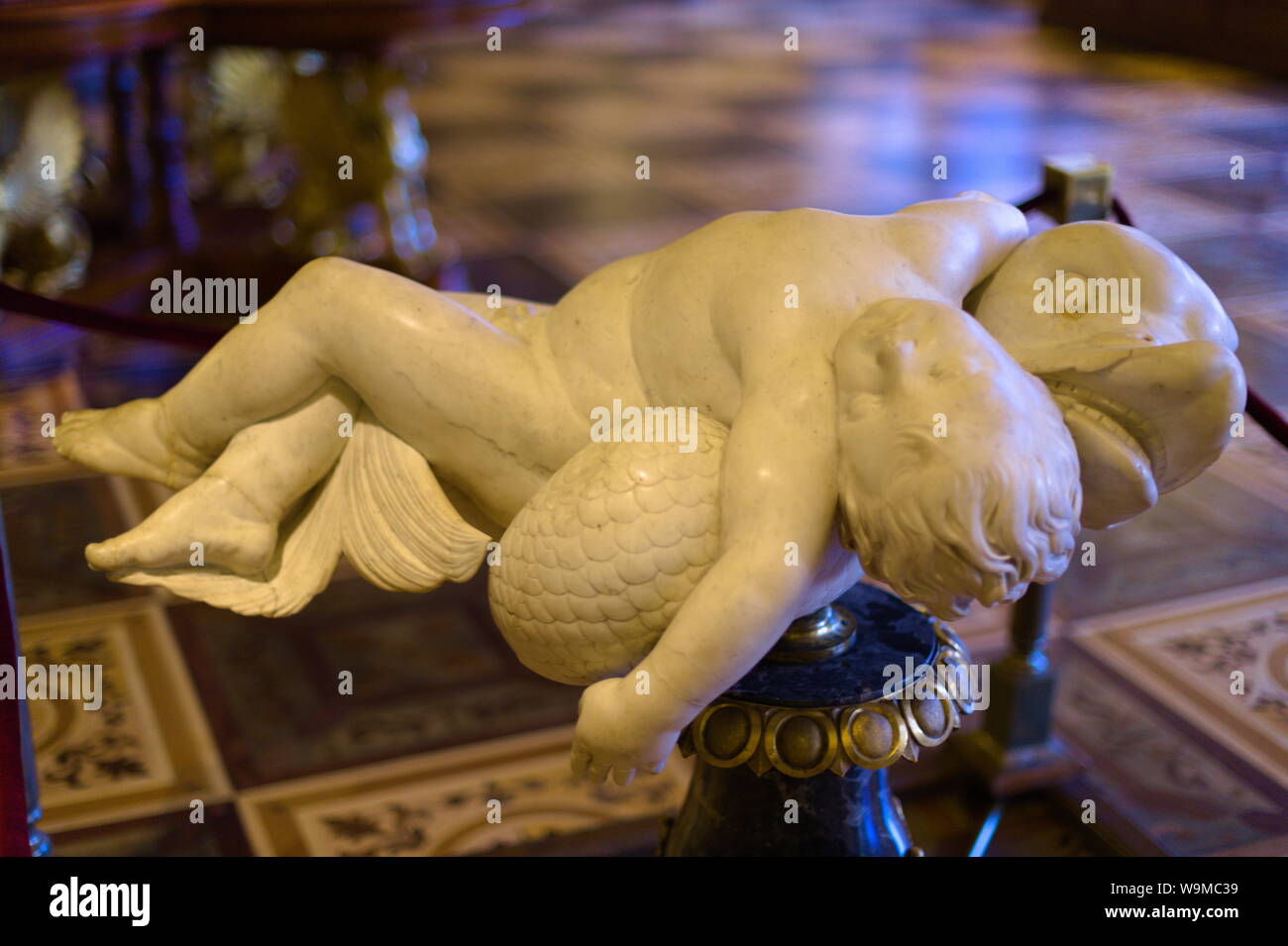 Statua del ragazzo salvavita dei delfini a Hermitage, San Pietroburgo, Russia Foto Stock