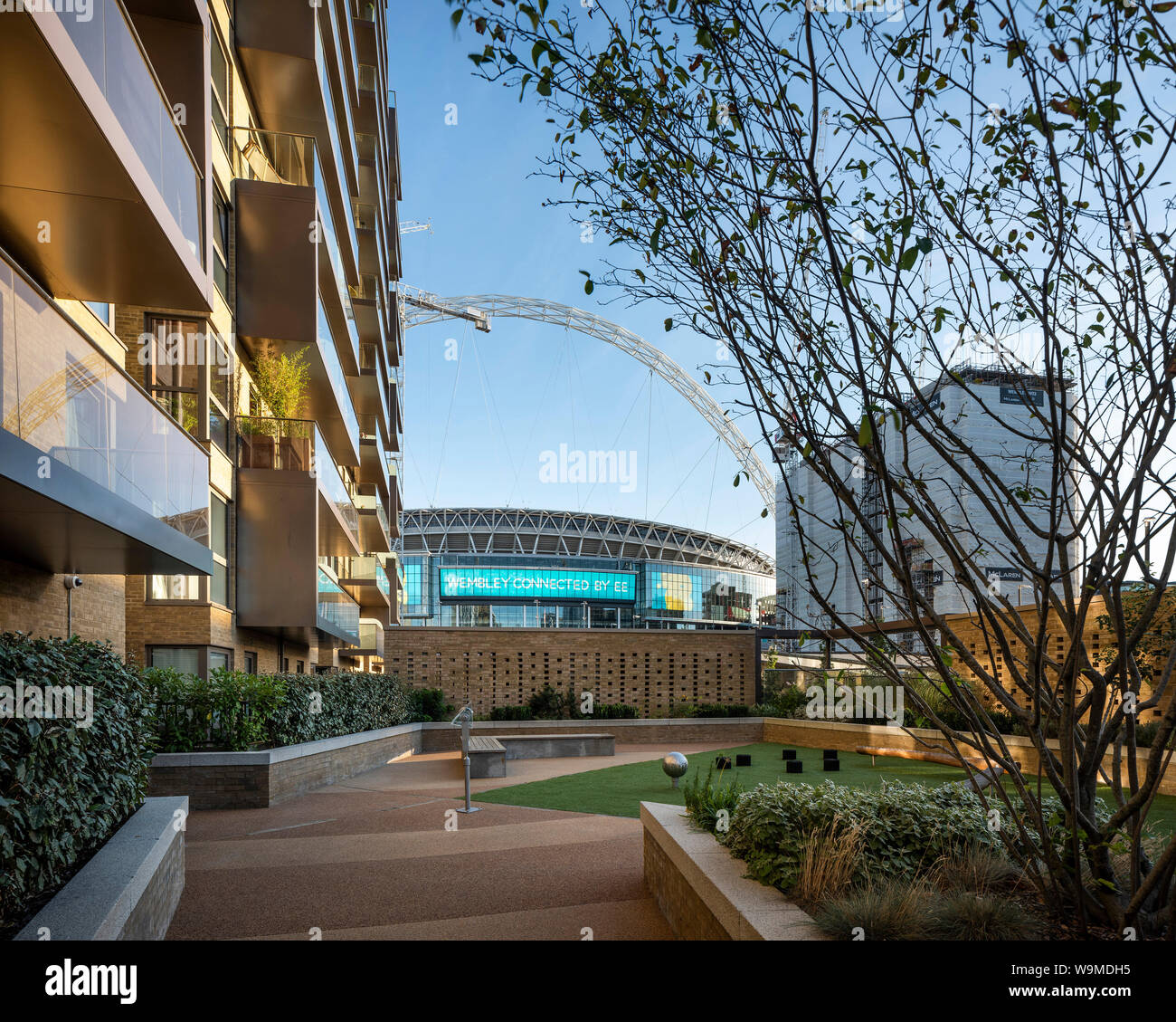Prospettiva di facciata con giardino immobiliare. Wembley Park Gate, Londra, Regno Unito. Architetto: CZWG Architects LLP, 2019. Foto Stock