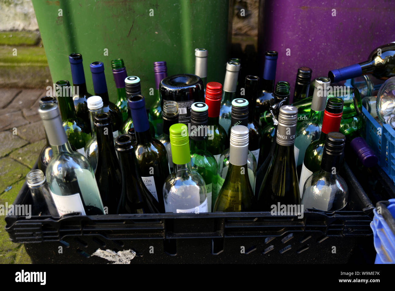 Una selezione di vino vuote e le bottiglie di birra nella foto esposte per il riciclaggio in Brighton, East Sussex, Regno Unito. Foto Stock