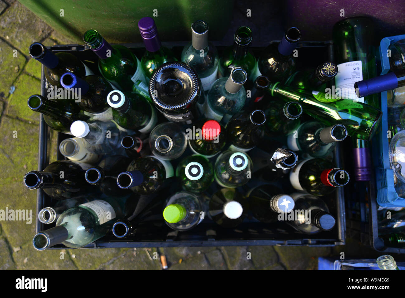 Una selezione di vino vuote e le bottiglie di birra nella foto esposte per il riciclaggio in Brighton, East Sussex, Regno Unito. Foto Stock