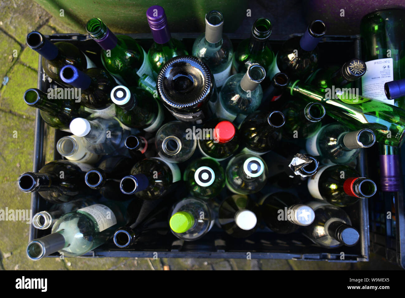 Una selezione di vino vuote e le bottiglie di birra nella foto esposte per il riciclaggio in Brighton, East Sussex, Regno Unito. Foto Stock