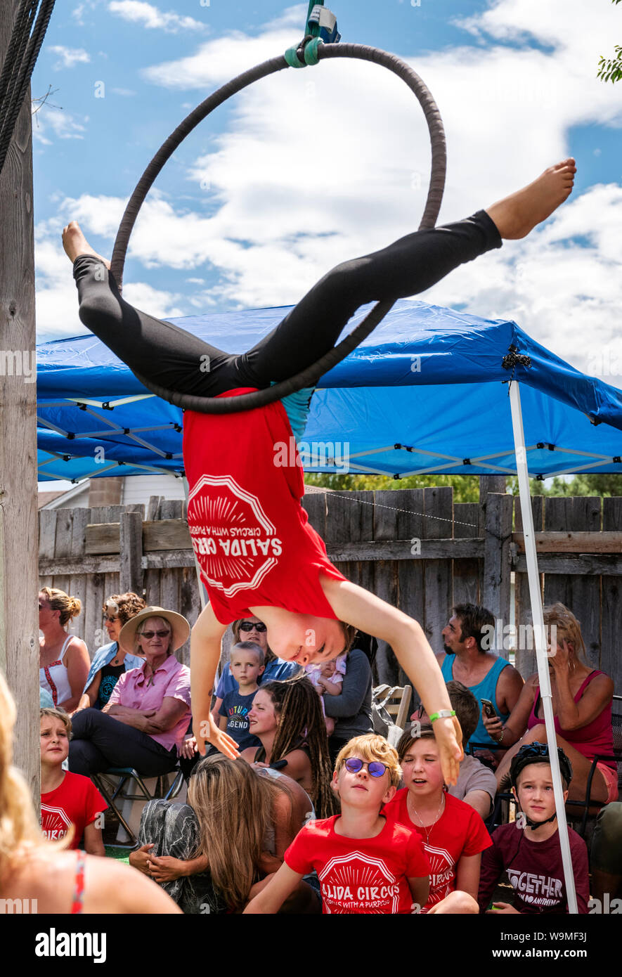 Ragazza giovane di eseguire su anelli di circo hoops Lyras; Salida Circus Summer Camp finale; Salida; Colorado; USA Foto Stock